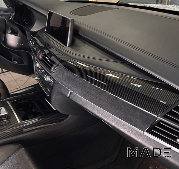 Аквапринт под карбон и перетяжка торпедо в алькантару для BMW X5 F15