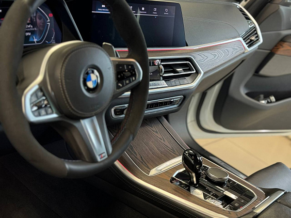Аквапринт под коричневое брашированное дерево в салоне BMW X5 G05