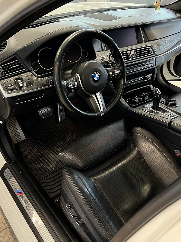 Замена декоративных планок BMW M550d F10 на тёмное брашированное дерево