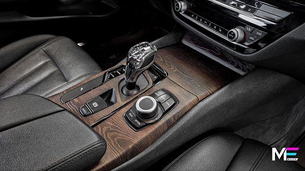 Обновление интерьера BMW 5 G30 с отделкой под дерево и шумоизоляцией