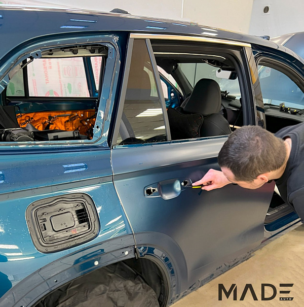 Оклейка матовой полиуретановой плёнкой Geely Monjaro