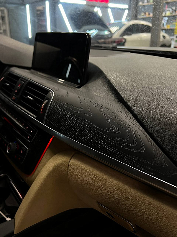 Черное брашированное дерево в салоне BMW F30