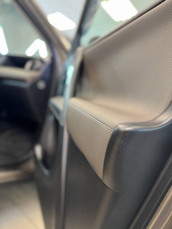Перетяжка салона Toyota RAV4 кожей