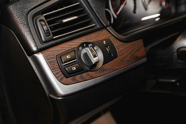 Открытая пора дерева в интерьере BMW 5 F10