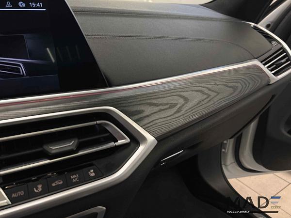 Аквапринт под дерево в салоне BMW X5 G05