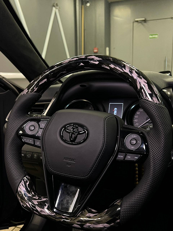 Кованый карбон, новая анатомия руля и зеркала для Toyota Camry