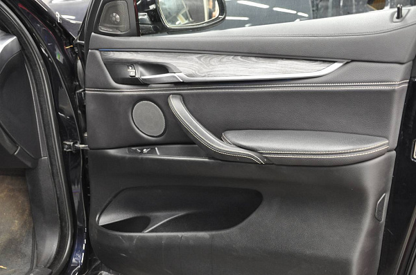 Аквапринт элементов салона BMW X5 F15 под серое дерево