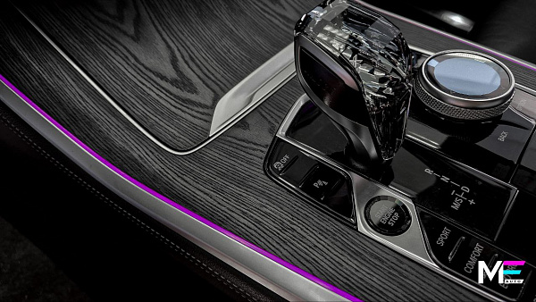 Серая брашировка в интерьере BMW X5 G05