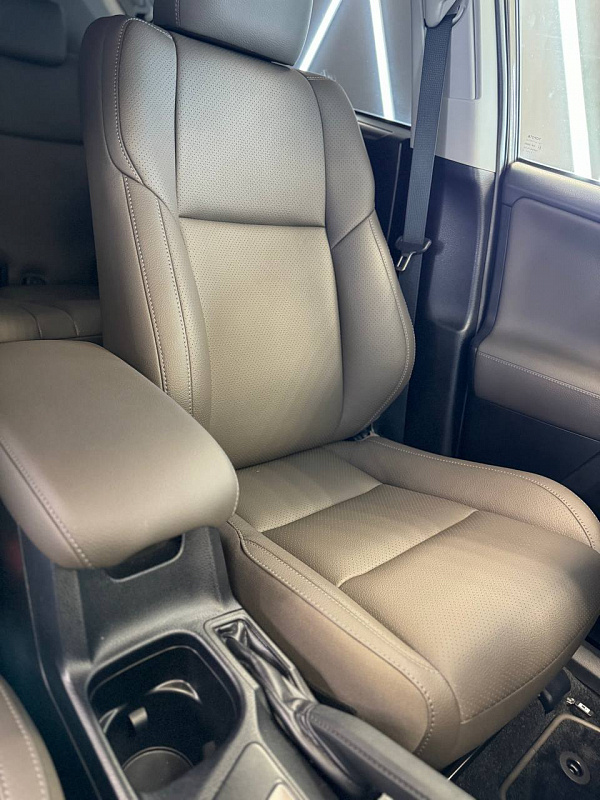 Перетяжка салона Toyota RAV4 кожей