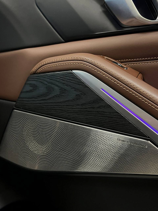 Темное брашированное дерево в салоне BMW X5 G05