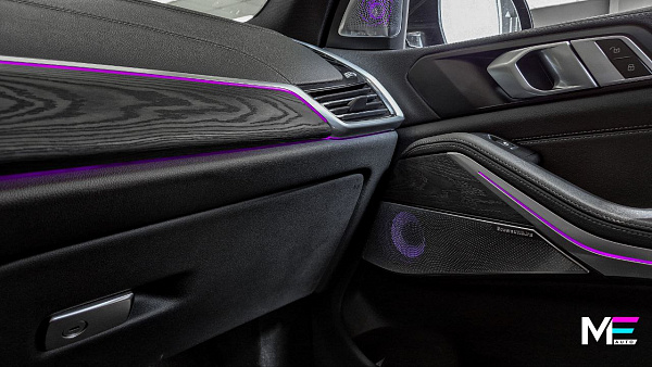 Серая брашировка в интерьере BMW X5 G05
