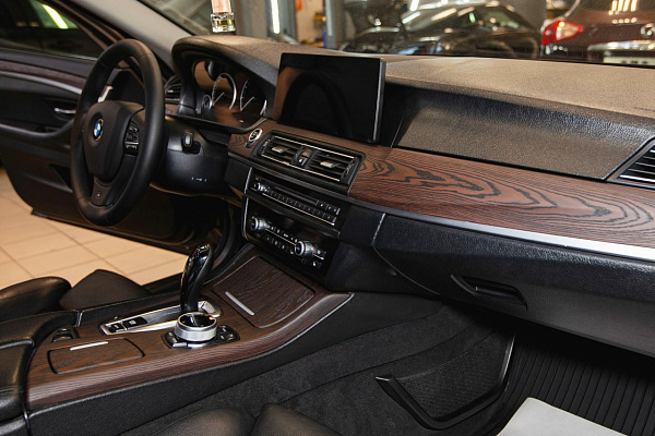 Открытая пора дерева в интерьере BMW 5 F10