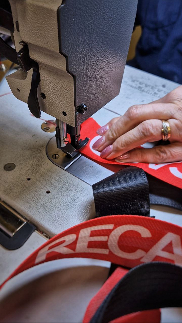 Замена ремней безопасности Lexus на красные RECARO