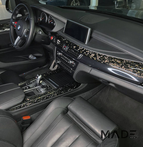 Отделка салона BMW X5 F15 кованым карбоном с золотой поталью