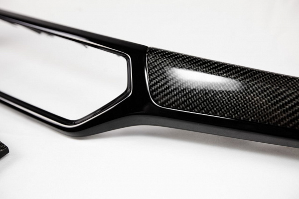 Карбон и черный глянец в деталях интерьера