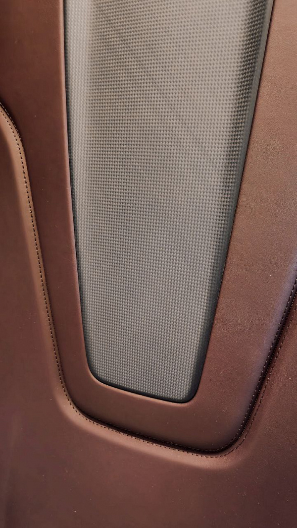 Перетяжка кресел и карбоновые вставки для Porsche 911