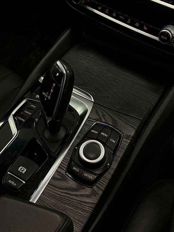 Салонные планки из темного брашированного дерева для BMW 5 серии