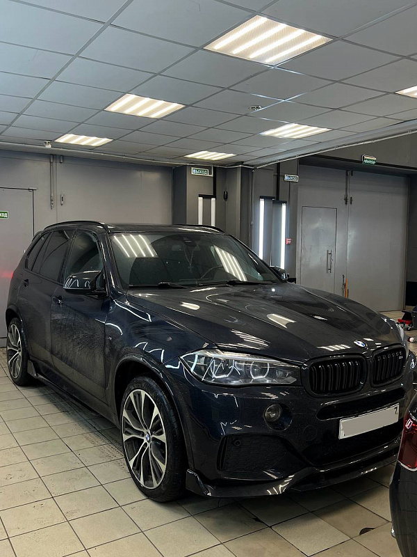 Замена серебристых планок BMW X5 F15 на тёмное брашированное дерево