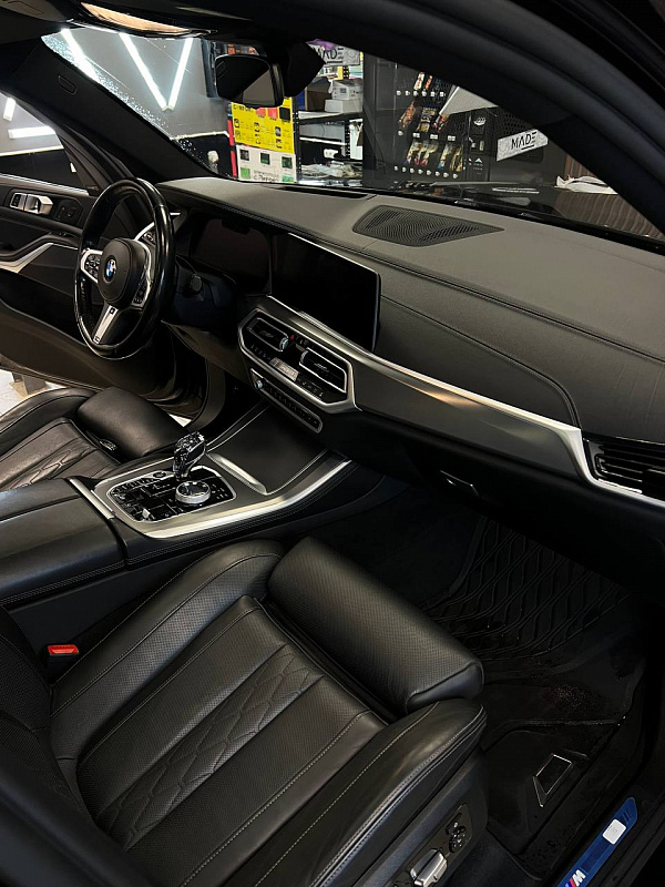 Брашированное дерево в интерьере BMW X5 G05