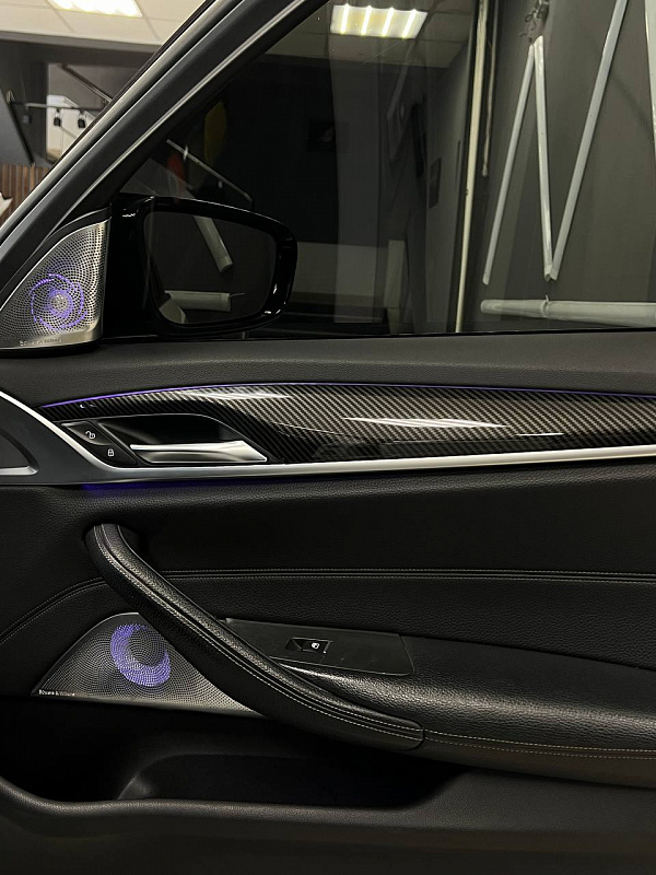 Аквапринт под карбон и Bowers & Wilkins для BMW 530d G30