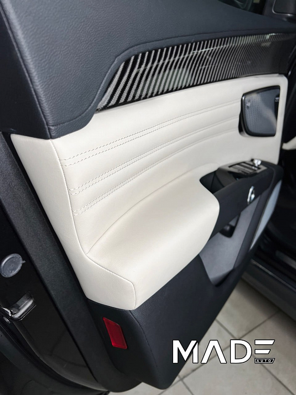 Перетяжка салона Maserati Grecale с декоративной строчкой, перфорацией и клише