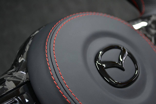 Перетяжка руля Mazda Roadster III с кованым карбоном и красной строчкой