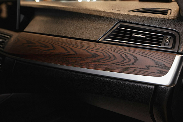 Открытая пора дерева в интерьере BMW 5 F10