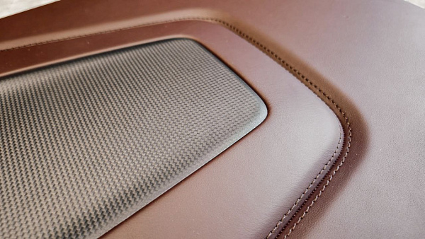 Перетяжка кресел и карбоновые вставки для Porsche 911