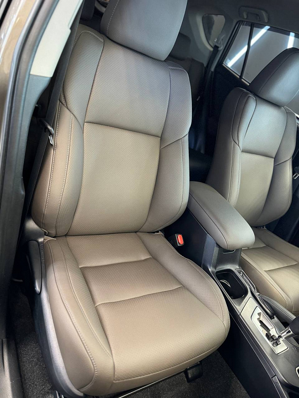 Перетяжка салона Toyota RAV4 кожей