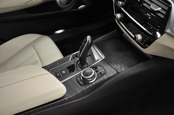 Аквапринт декоративных планок BMW 5 Series G30 под брашированное дерево