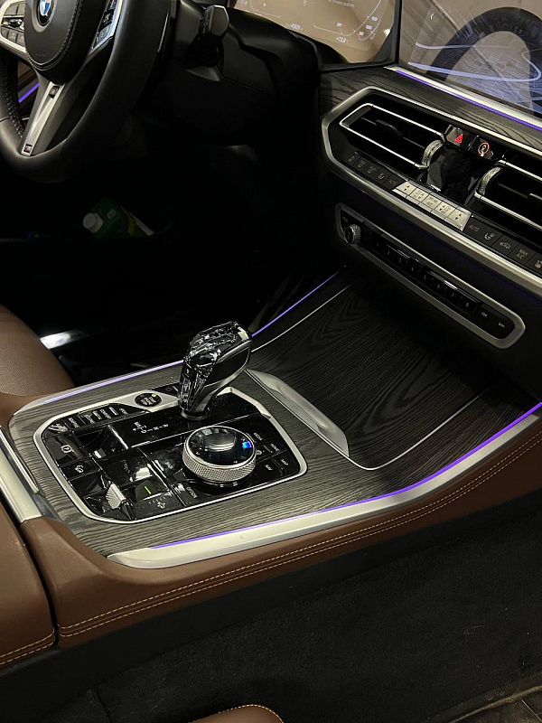 Темное брашированное дерево в салоне BMW X5 G05