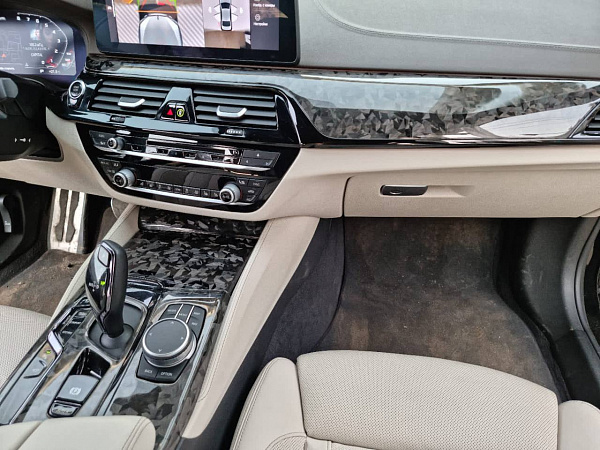 Кованый карбон в интерьере BMW 5 G30
