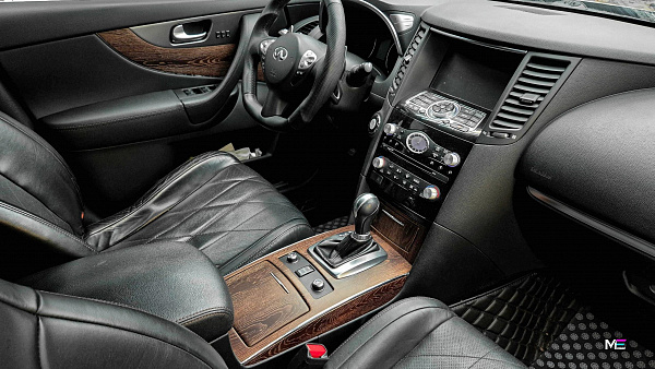 Открытая пора дерева в интерьере Infiniti QX70