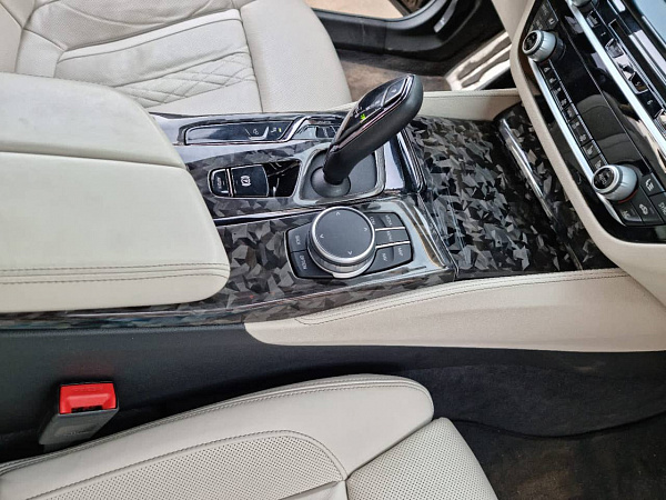 Кованый карбон в интерьере BMW 5 G30
