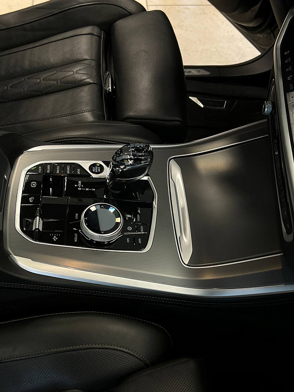 Брашированное дерево в интерьере BMW X5 G05
