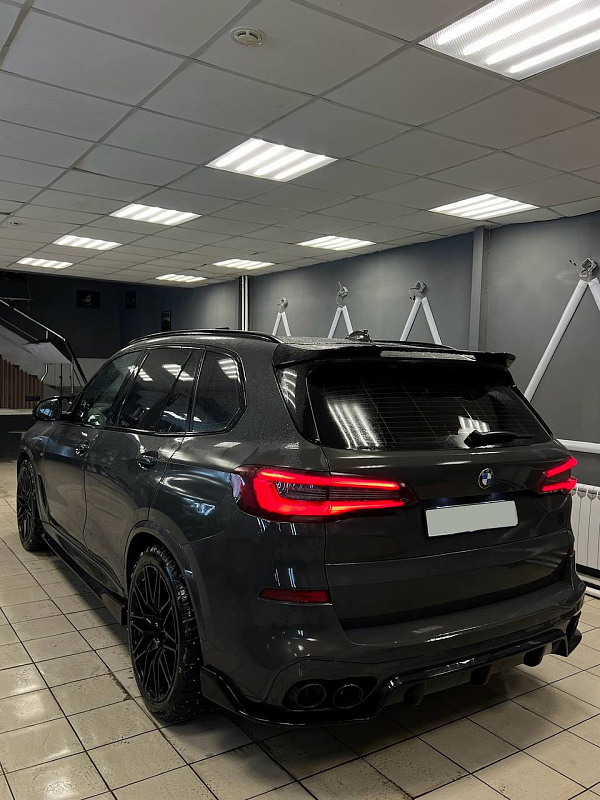 Темное брашированное дерево в салоне BMW X5 G05