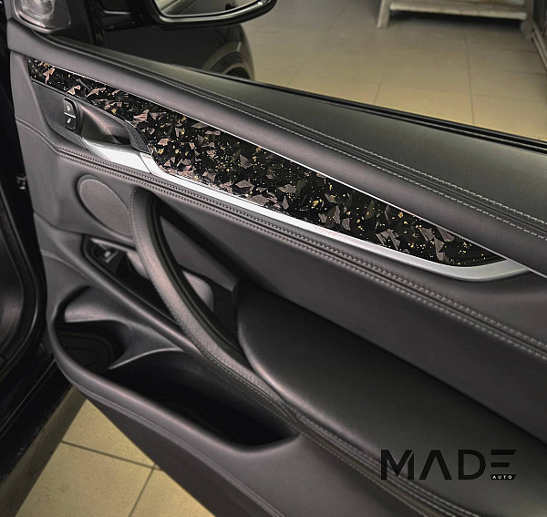 Отделка салона BMW X5 F15 кованым карбоном с золотой поталью
