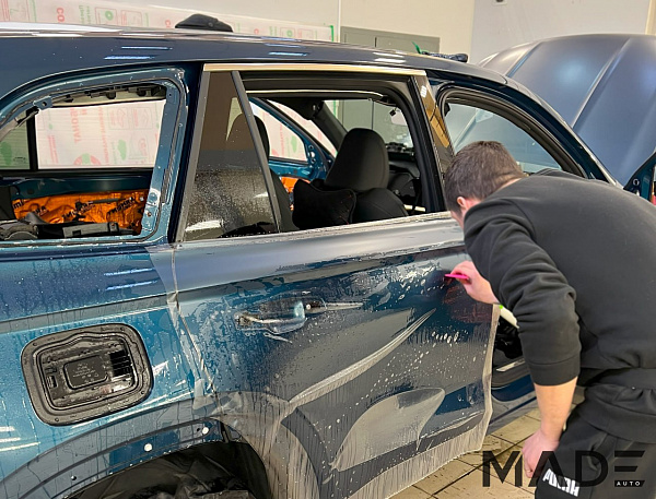 Оклейка матовой полиуретановой плёнкой Geely Monjaro