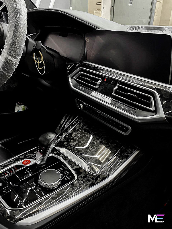Кованый карбон в интерьере BMW X5 G05