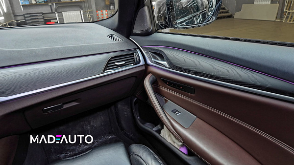 Черная брашировка в интерьере BMW 5 G31