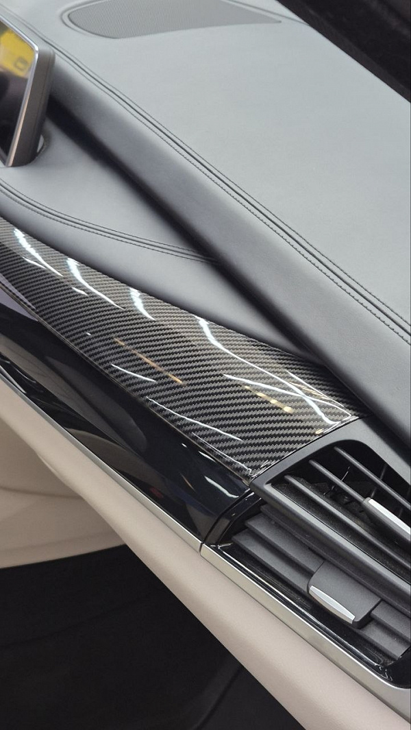 Динамичный интерьер с карбоновым акцентом