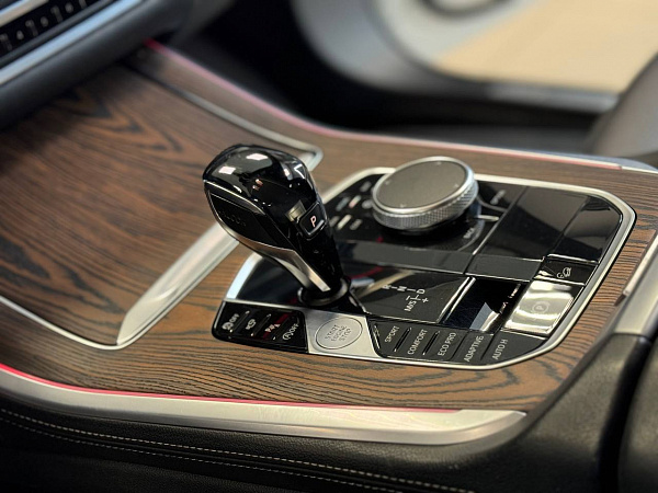 Аквапринт под коричневое брашированное дерево в салоне BMW X5 G05