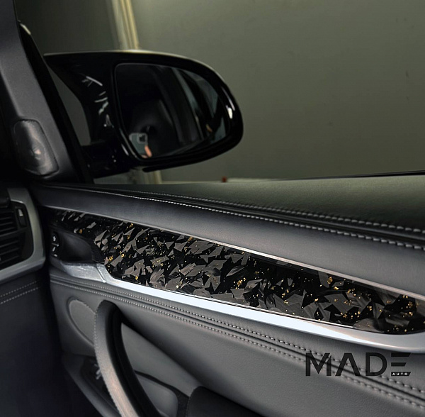 Отделка салона BMW X5 F15 кованым карбоном с золотой поталью