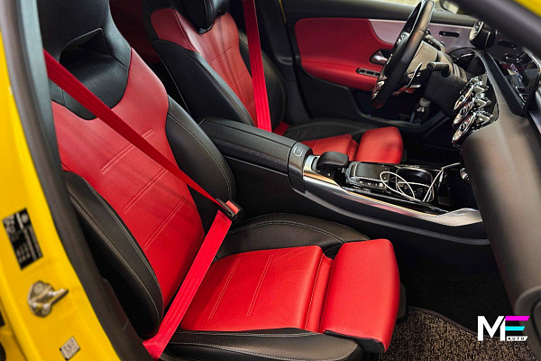 Яркий акцент в салоне Mercedes-Benz A45