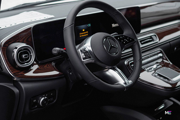 Тёплая эстетика дерева в интерьере Mercedes-Benz V-Class