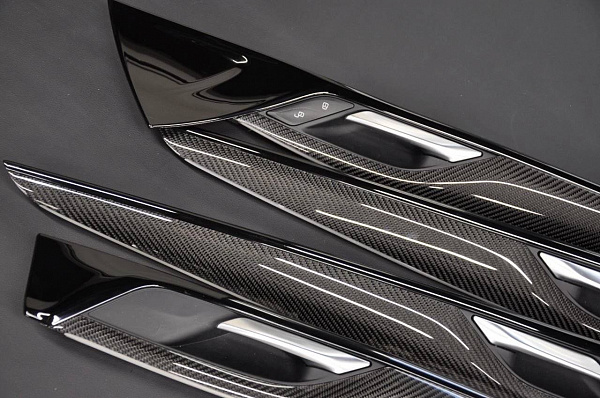 Ламинация элементов салона BMW 5 Series G30 классическим карбоном