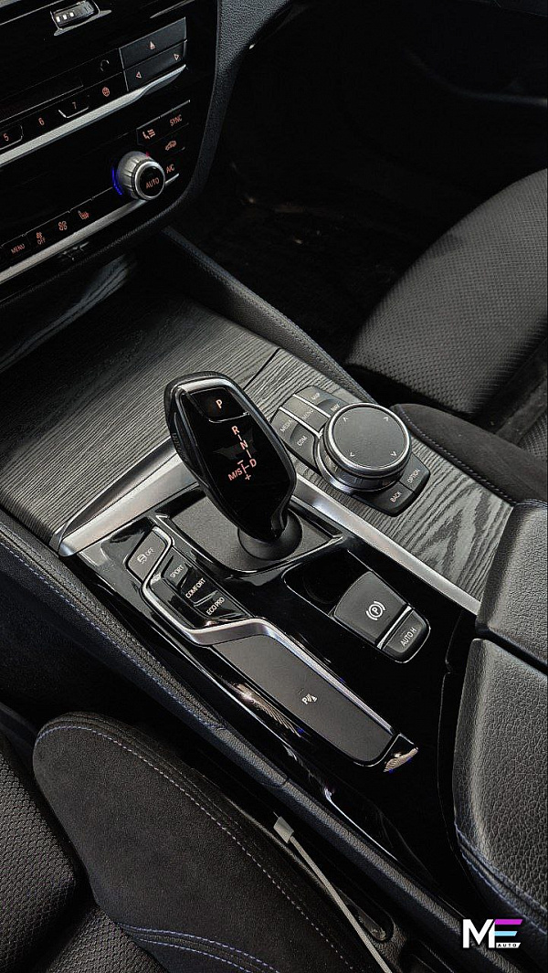 Открытая пора дерева в интерьере BMW 5 G30