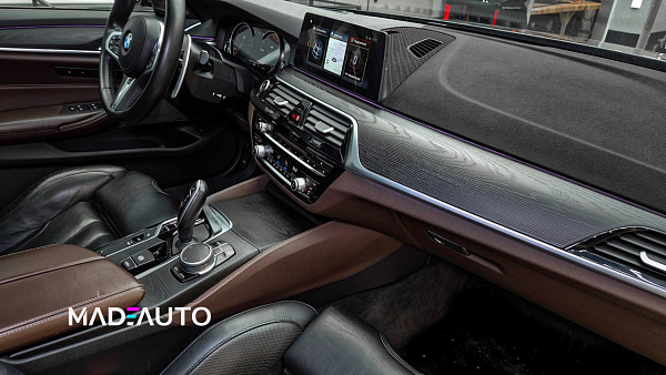 Черная брашировка в интерьере BMW 5 G31