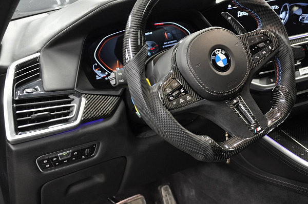 BMW X5 G05 — изменение анатомии руля и ламинация элементов салона классическим карбоном