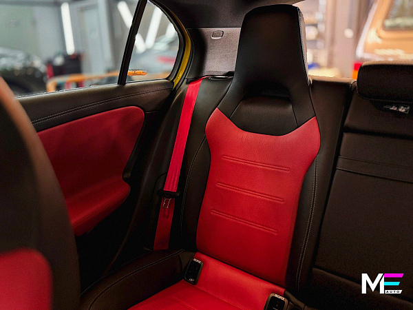 Яркий акцент в салоне Mercedes-Benz A45